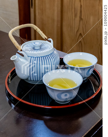［街角スナップ］蕎麦屋ででてきた急須とお茶 109004425
