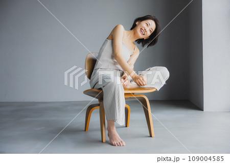 椅子に座る女性 椅子に座る女性 109004585
