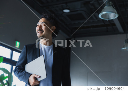 スマホを見るミドル男性 スマホを見るミドル男性 109004604