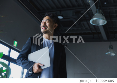 スマホを見るミドル男性 109004605