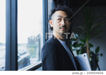 スマホを見るミドル男性 109004608