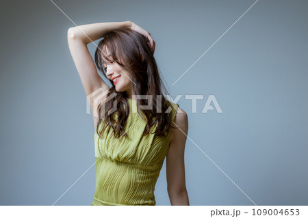 黄緑のワンピースを着た女性　 109004653
