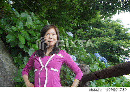 公園でランニングをする女性 公園でランニングをする女性 109004789