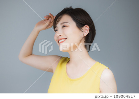 黄色いノースリーブの女性 黄色いノースリーブの女性 109004817