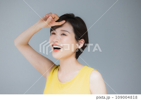 黄色いノースリーブの女性 黄色いノースリーブの女性 109004818