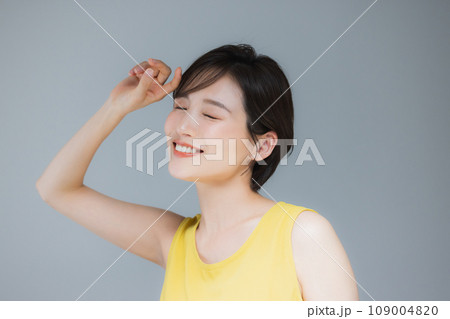 黄色いノースリーブの女性 黄色いノースリーブの女性 109004820