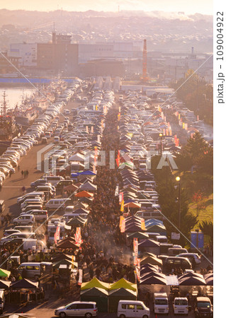 「青森県」国内でも最大級の朝市、館鼻岸壁朝市の風景　八戸市 109004922
