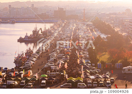 「青森県」国内でも最大級の朝市、館鼻岸壁朝市の風景　八戸市 109004926