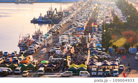 「青森県」国内でも最大級の朝市、館鼻岸壁朝市の風景　八戸市 109004933