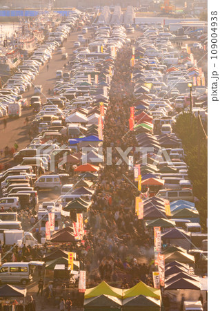 「青森県」国内でも最大級の朝市、館鼻岸壁朝市の風景　八戸市 109004938