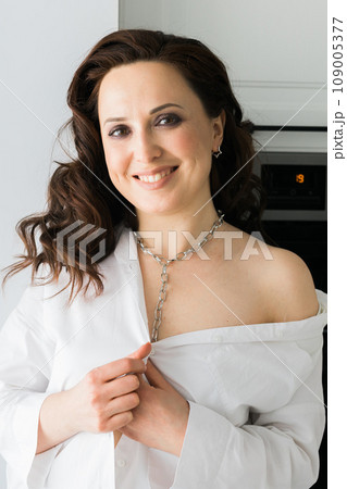 Close-up woman wears massive chain on neck, metal necklace. Modern jewellery concept 109005377