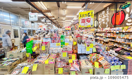 「青森県」八食センターの風景・八戸市の市場 109005475