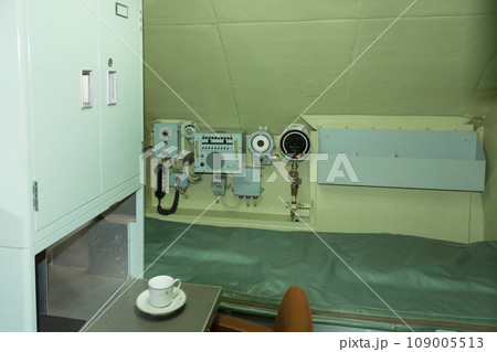海上自衛隊ゆうしお型潜水艦の艦長室 109005513
