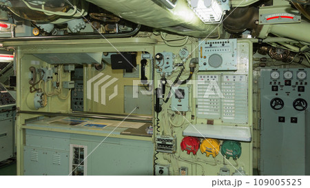 海上自衛隊ゆうしお型潜水艦の発令所 109005525