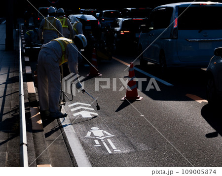 路面標示（自転車ナビマーク）の塗装作業風景 109005874