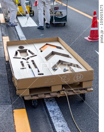路面標示（自転車ナビマーク）の型枠と塗装作業風景 109005875