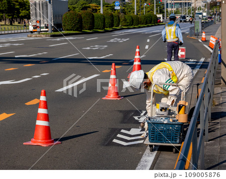 路面標示（自転車ナビマーク）の塗装作業風景 109005876