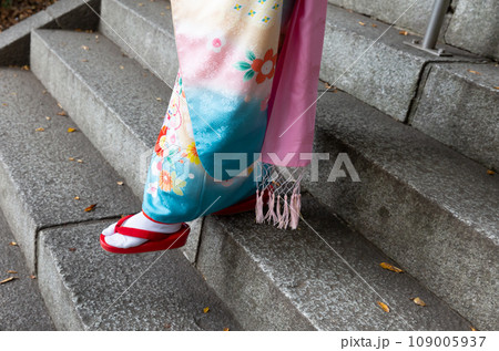 七五三 階段を下りる着物姿の女の子の足元 草履 7歳 109005937