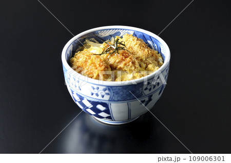 牡蠣フライ卵とじ丼を黒背景で撮影 109006301