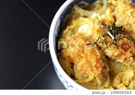 牡蠣フライ卵とじ丼を黒背景で俯瞰撮影 牡蠣フライ卵とじ丼を黒背景で俯瞰撮影 109006368