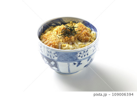 牡蠣フライ卵とじ丼を白背景で撮影 109006394
