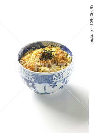 牡蠣フライ卵とじ丼を白背景で撮影 牡蠣フライ卵とじ丼を白背景で撮影 109006395