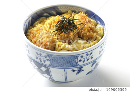 牡蠣フライ卵とじ丼を白背景で撮影 牡蠣フライ卵とじ丼を白背景で撮影 109006396
