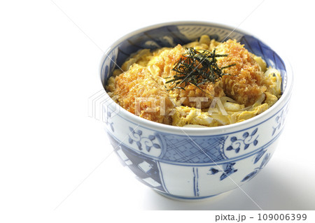 牡蠣フライ卵とじ丼を白背景で撮影 109006399
