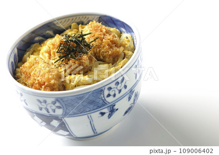 牡蠣フライ卵とじ丼を白背景で撮影 牡蠣フライ卵とじ丼を白背景で撮影 109006402