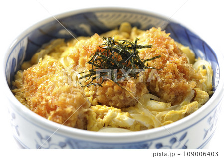 牡蠣フライ卵とじ丼を白背景で撮影 牡蠣フライ卵とじ丼を白背景で撮影 109006403