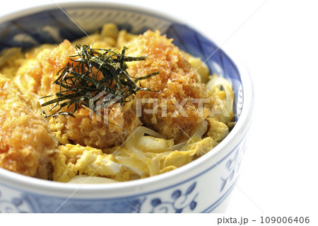 牡蠣フライ卵とじ丼を白背景で撮影 牡蠣フライ卵とじ丼を白背景で撮影 109006406