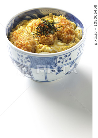 牡蠣フライ卵とじ丼を白背景で撮影 109006409