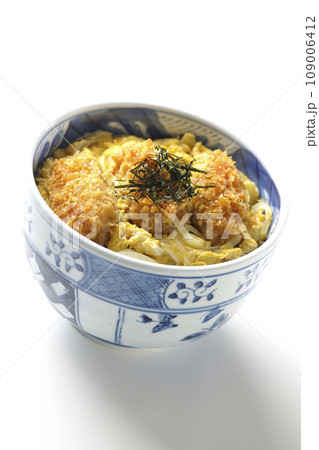 牡蠣フライ卵とじ丼を白背景で撮影 109006412