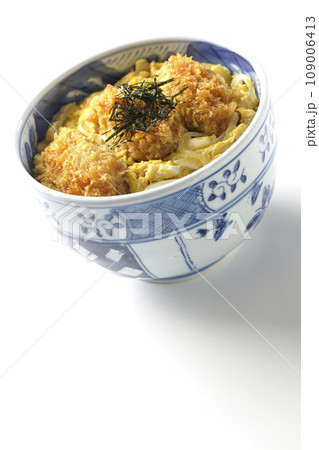 牡蠣フライ卵とじ丼を白背景で撮影 牡蠣フライ卵とじ丼を白背景で撮影 109006413