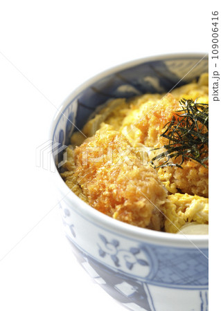 牡蠣フライ卵とじ丼を白背景で撮影 109006416