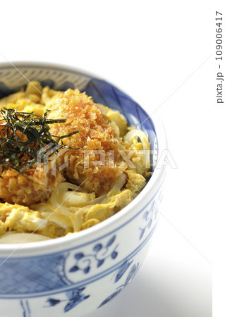 牡蠣フライ卵とじ丼を白背景で撮影 109006417