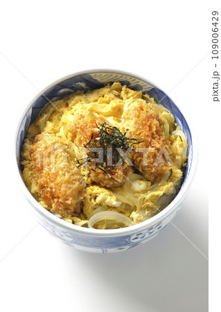 牡蠣フライ卵とじ丼を白背景で俯瞰撮影 109006429