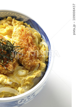 牡蠣フライ卵とじ丼を白背景で俯瞰撮影 牡蠣フライ卵とじ丼を白背景で俯瞰撮影 109006437