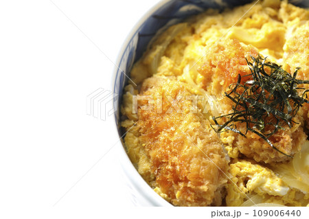 牡蠣フライ卵とじ丼を白背景で俯瞰撮影 牡蠣フライ卵とじ丼を白背景で俯瞰撮影 109006440