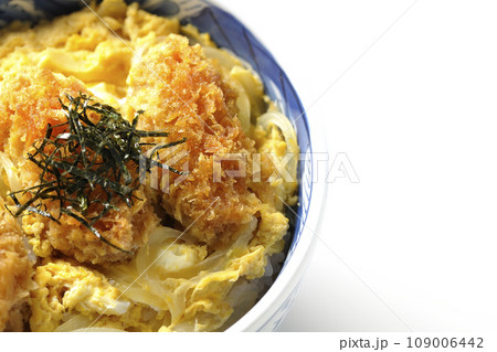 牡蠣フライ卵とじ丼を白背景で俯瞰撮影 109006442
