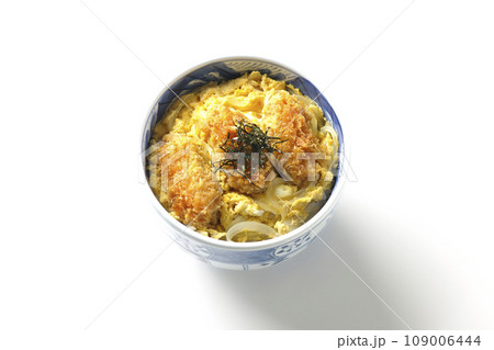 牡蠣フライ卵とじ丼を白背景で俯瞰撮影 牡蠣フライ卵とじ丼を白背景で俯瞰撮影 109006444