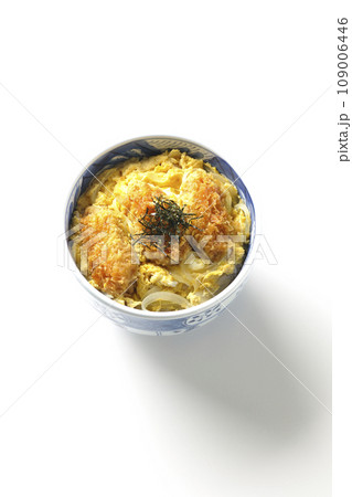 牡蠣フライ卵とじ丼を白背景で俯瞰撮影 牡蠣フライ卵とじ丼を白背景で俯瞰撮影 109006446