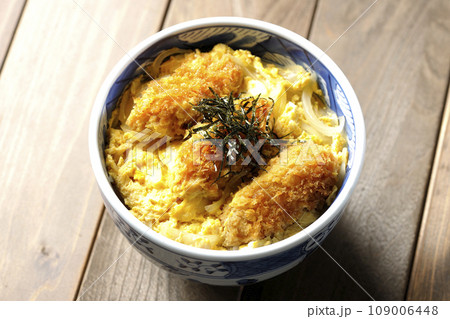 牡蠣フライ卵とじ丼を俯瞰で撮影 109006448