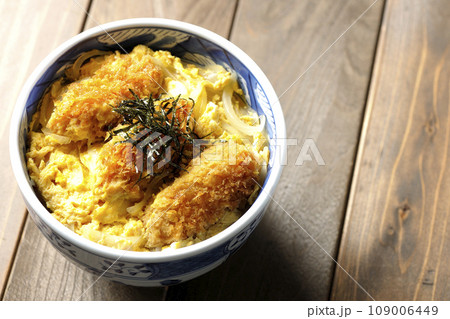 牡蠣フライ卵とじ丼を俯瞰で撮影 109006449