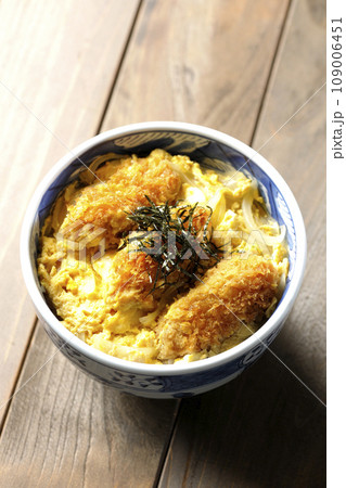 牡蠣フライ卵とじ丼を俯瞰で撮影 109006451
