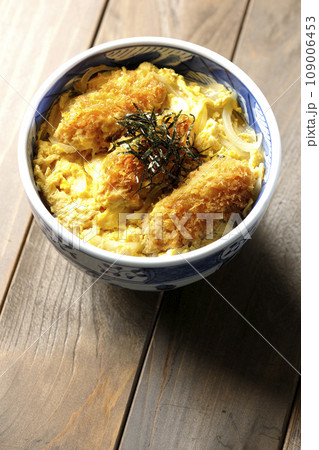 牡蠣フライ卵とじ丼を俯瞰で撮影 牡蠣フライ卵とじ丼を俯瞰で撮影 109006453