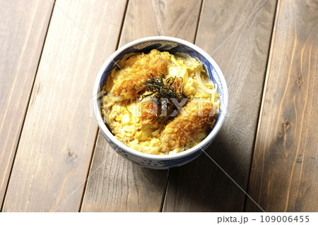 牡蠣フライ卵とじ丼を俯瞰で撮影 109006455