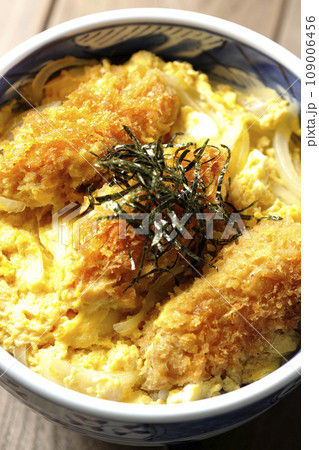 牡蠣フライ卵とじ丼を俯瞰で撮影 牡蠣フライ卵とじ丼を俯瞰で撮影 109006456