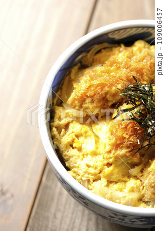 牡蠣フライ卵とじ丼を俯瞰で撮影 牡蠣フライ卵とじ丼を俯瞰で撮影 109006457