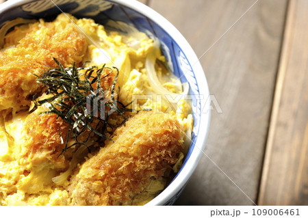 牡蠣フライ卵とじ丼を俯瞰で撮影 109006461